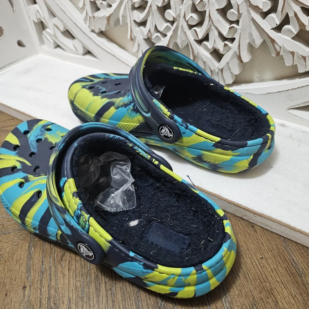 CROCS Kids Tie-Dye Blue and Yellow Fuzzy Lined Clogs
